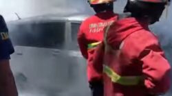 Mobil Honda Freed Terbakar di Jantung Kota Padang, Damkar Bergerak Cepat Selamatkan Deretan Ruko