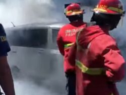Mobil Honda Freed Terbakar di Jantung Kota Padang, Damkar Bergerak Cepat Selamatkan Deretan Ruko