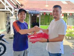 Jelang HUT RI Ke-81, Ketua DPRD Sumbar Muhidi Salurkan Bendera Merah Putih untuk Warga Lubuk Buaya