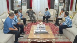 Gubernur Mahyeldi saat menerima audiensi Kepala BMKG Stasiun Geofisika Padang Panjang, Suaidi Ahadi,
