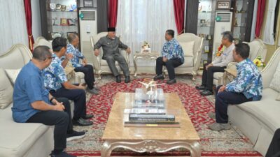 Gubernur Mahyeldi saat menerima audiensi Kepala BMKG Stasiun Geofisika Padang Panjang, Suaidi Ahadi,