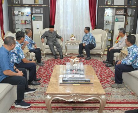 Gubernur Mahyeldi saat menerima audiensi Kepala BMKG Stasiun Geofisika Padang Panjang, Suaidi Ahadi
