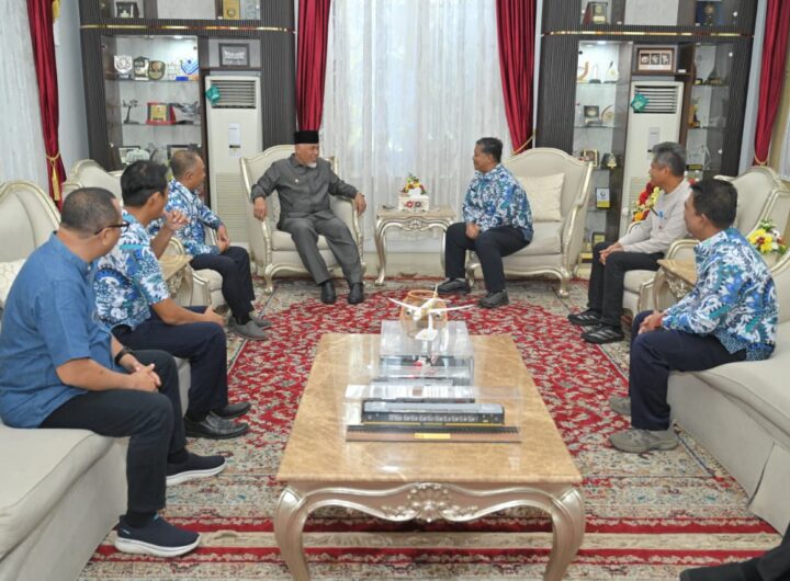 Gubernur Mahyeldi saat menerima audiensi Kepala BMKG Stasiun Geofisika Padang Panjang, Suaidi Ahadi