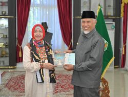 Gubernur Mahyeldi Ajak Kampus Jadikan Hibah Buku Sastra Tamil Media Penguat Riset dan Pelestarian Warisan Minangkabau