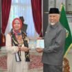 Gubernur Mahyeldi saat menghadiri penyerahan hibah buku sastra klasik Tamil dari Pemerintah Tamil Nadu melalui Yayasan Satu Pena kepada para rektor perguruan tinggi se-Sumbar