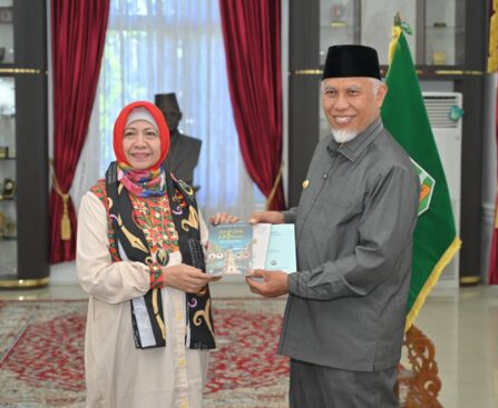 Gubernur Mahyeldi saat menghadiri penyerahan hibah buku sastra klasik Tamil dari Pemerintah Tamil Nadu melalui Yayasan Satu Pena kepada para rektor perguruan tinggi se-Sumbar