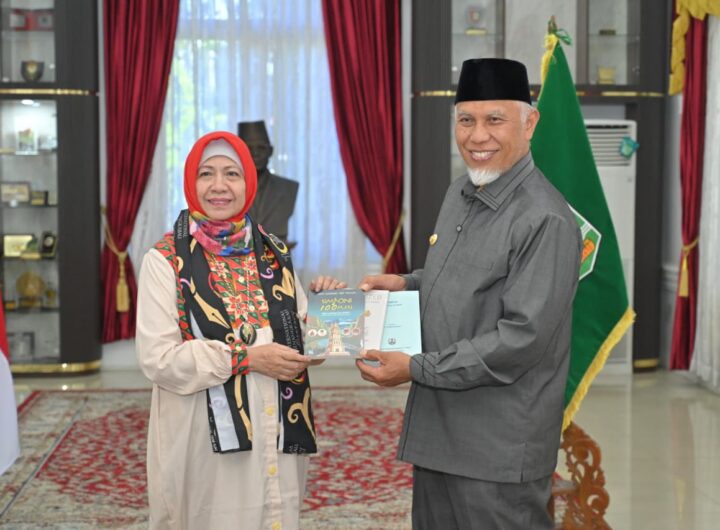 Gubernur Mahyeldi saat menghadiri penyerahan hibah buku sastra klasik Tamil dari Pemerintah Tamil Nadu melalui Yayasan Satu Pena kepada para rektor perguruan tinggi se-Sumbar