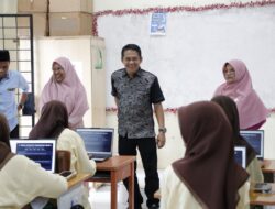 Dorong Sekolah Melek Teknologi, Evi Yandri Salurkan 140 Laptop untuk Dua SMA di Padang