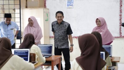 Dorong Sekolah Melek Teknologi, Evi Yandri Salurkan 140 Laptop untuk Dua SMA di Padang