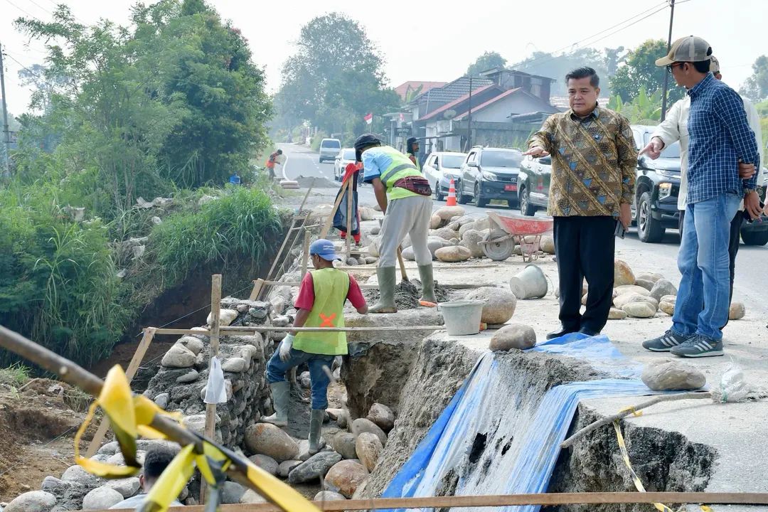 Bupati Agam Benni Warlis saat meninjau sejumlah proyek infrastruktur