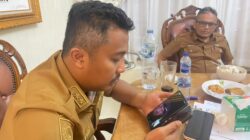 Wagub Vasko Bergerak Cepat, Pemprov Sumbar Siapkan Dukungan Penanganan Longsor Arosuka 4 Wagub Sumbar Vasko saat berkoordinasi dengan unsur terkait