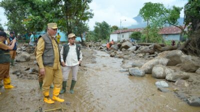 Gubernur Mahyeldi Turun ke Lokasi Galodo Solok, Pastikan Warga Terdampak Dapat Penanganan 8 IMG 20260923 WA0028
