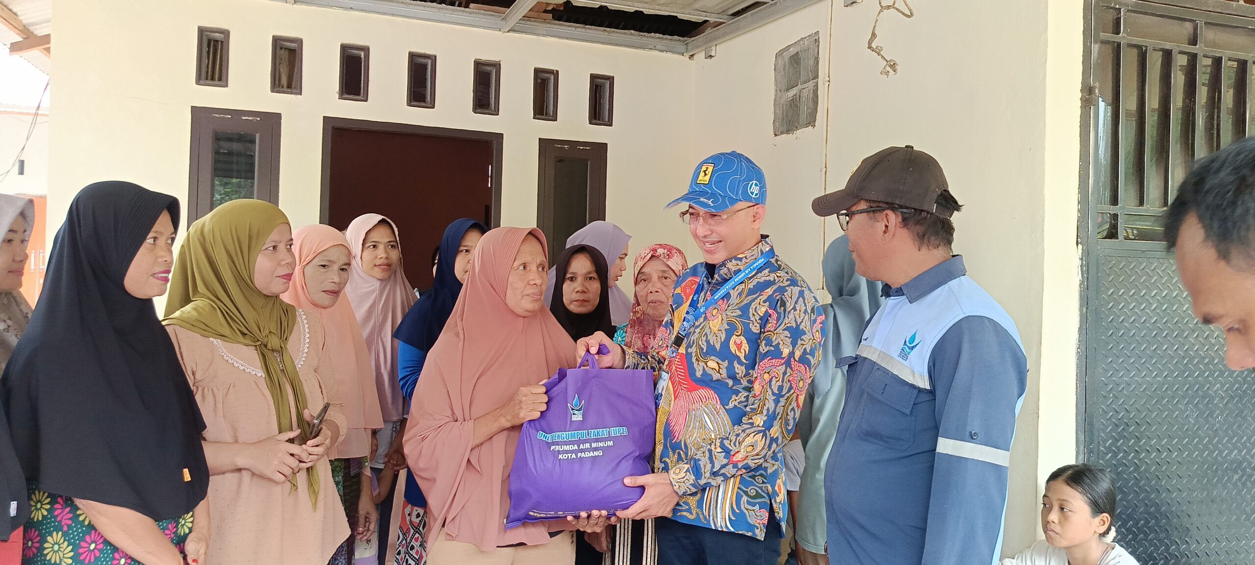 Perumda Air Minum Padang Hadir Berbagi, Salurkan Paket Sembako untuk Warga Terdampak Banjir 5 Direktur utama Perumda AM Padang saat menyalurkan bantuan kepada warga Guo Kuranji